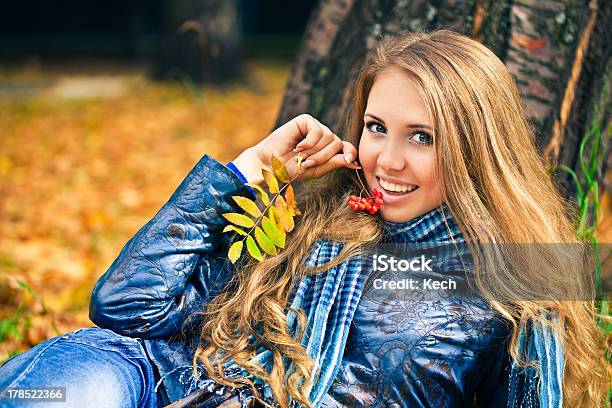 Женщина В Осенний Парк — стоковые фотографии и другие картинки Взрослый - Взрослый, Волосы человека, Время года