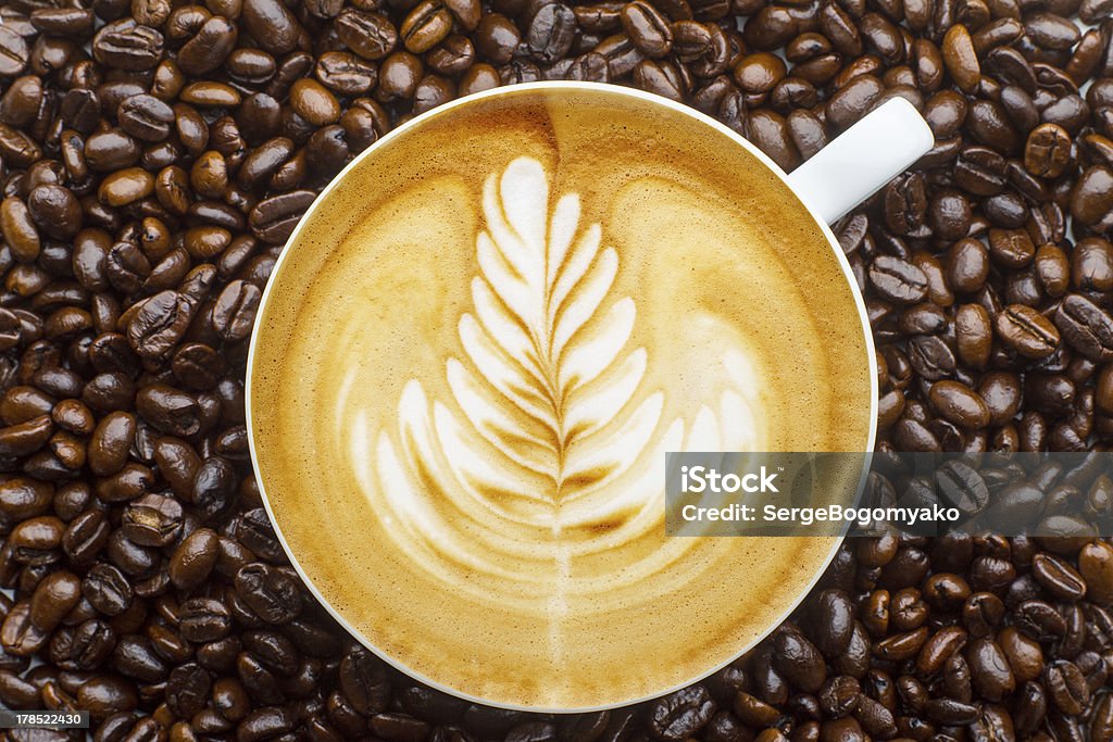 Latte arte, grãos de café no fundo - Foto de stock de Amor royalty-free