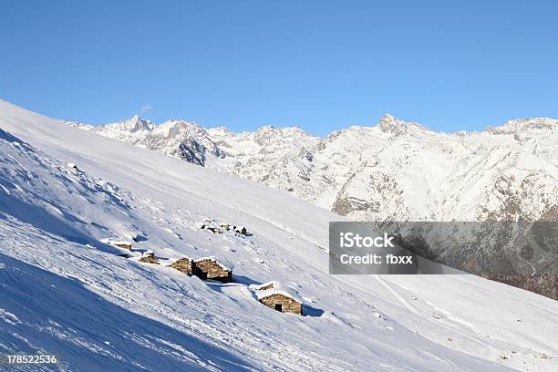 De Pasto Huts No Fundo De Paisagem De Inverno - Fotografias de stock e mais imagens de Abandonado - Abandonado, Alpes Europeus, Andar de Raquetas de Neve