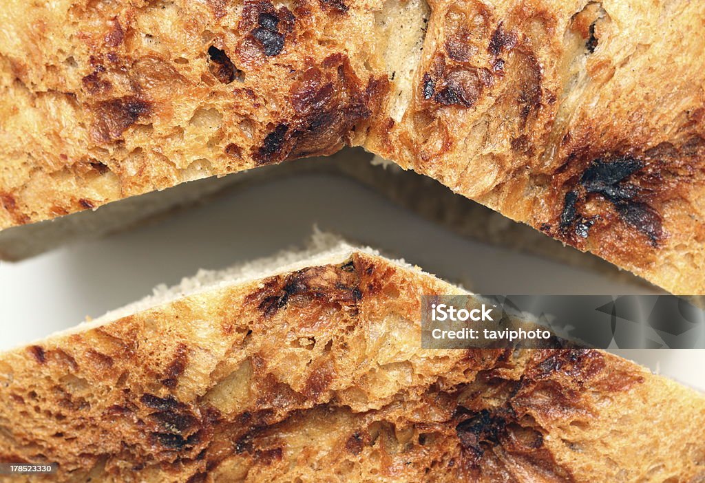 Rumänische traditionelle Brot Schneiden in zwei - Lizenzfrei Beige Stock-Foto
