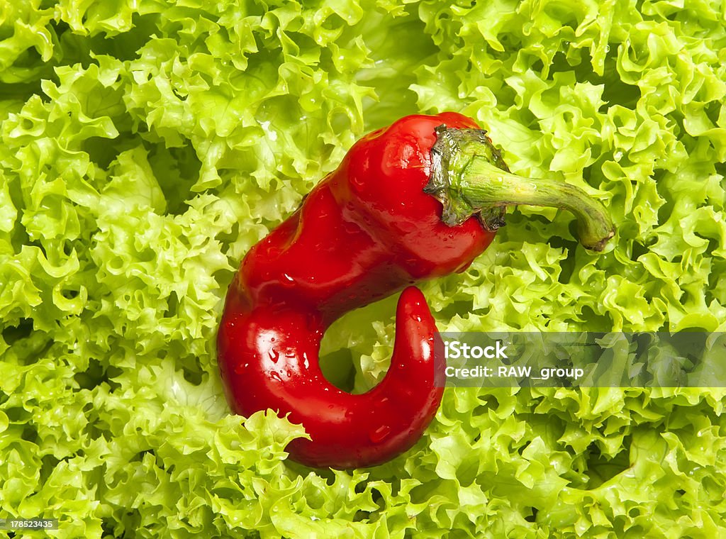 Frische grüne Eisberg-Salat und kleine rote chili pepper - Lizenzfrei Bildhintergrund Stock-Foto