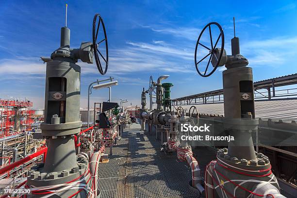 Raffineria Di Petrolio Sistemi Di Tubazioni - Fotografie stock e altre immagini di Acciaio - Acciaio, Argentato, Argento