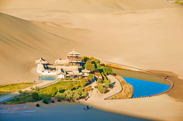 barra de resorte y mingyue pavilion en la mañana, dunhuang - dunhuang fotografías e imágenes de stock