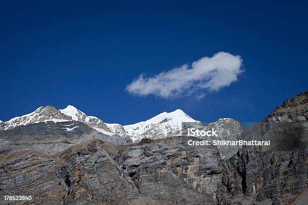 Foto de Montanhas Cobertas De Neve Nos Dias Claros e mais fotos de stock de Annapurna - Annapurna, Azul, Cena de tranquilidade