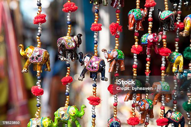 Elefantes En El Mercado Foto de stock y más banco de imágenes de Elefante - Elefante, Juguete, Tienda - Lugar de comercio