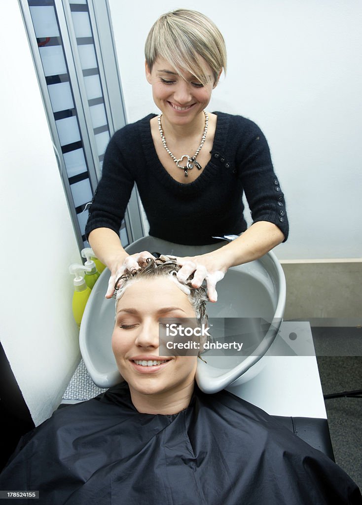 Se laver les cheveux - Photo de Adulte libre de droits