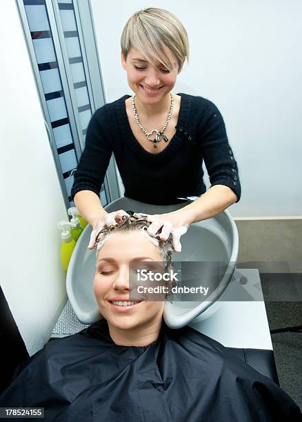 Photo libre de droit de Se Laver Les Cheveux banque d'images et plus d'images libres de droit de Adulte - Adulte, Atelier d'artisan, Beauté