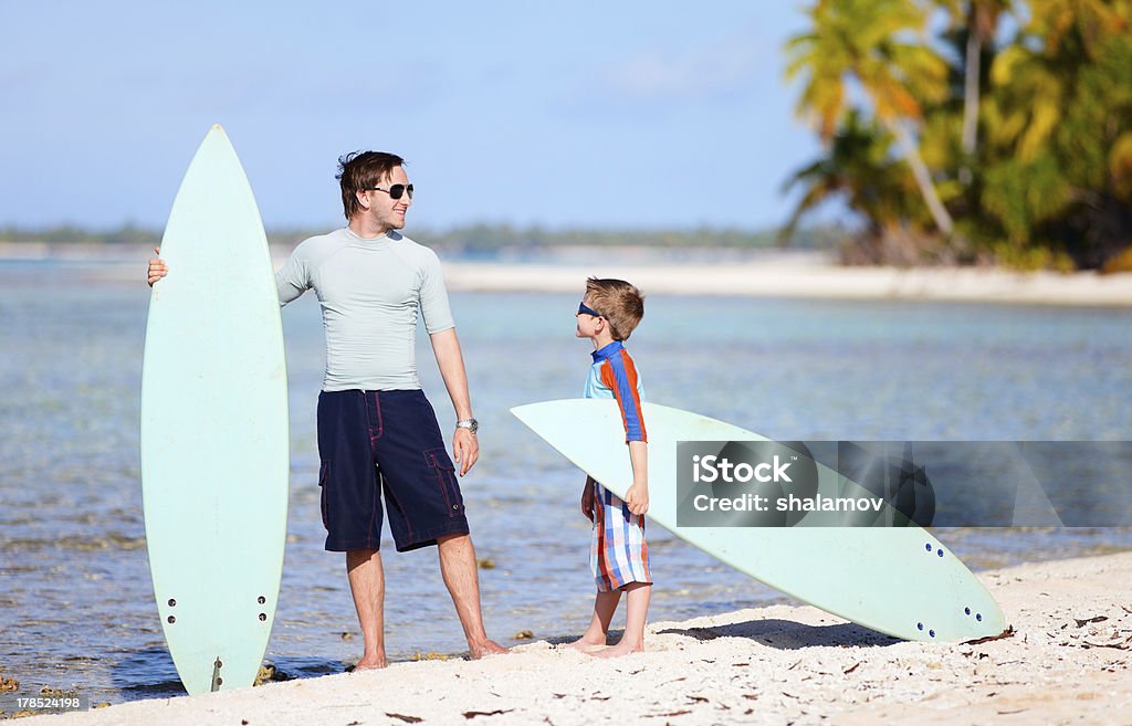 Отец и сын с surfboards - Стоковые фото Близость роялти-фри