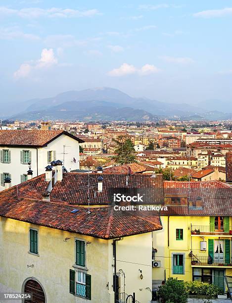 Widok Do Bergamo - zdjęcia stockowe i więcej obrazów Alpy - Alpy, Architektura, Bergamo