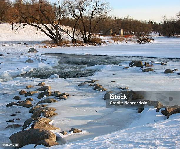 Fiume Congelamento Di Fargo - Fotografie stock e altre immagini di Dakota del Nord - Dakota del Nord, Fargo - Dakota del Nord, Inverno