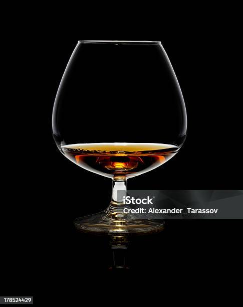 Photo libre de droit de Verre De Whiskey Sur Fond Noir banque d'images et plus d'images libres de droit de Cognac - Cognac, Verre à cognac, Alcool