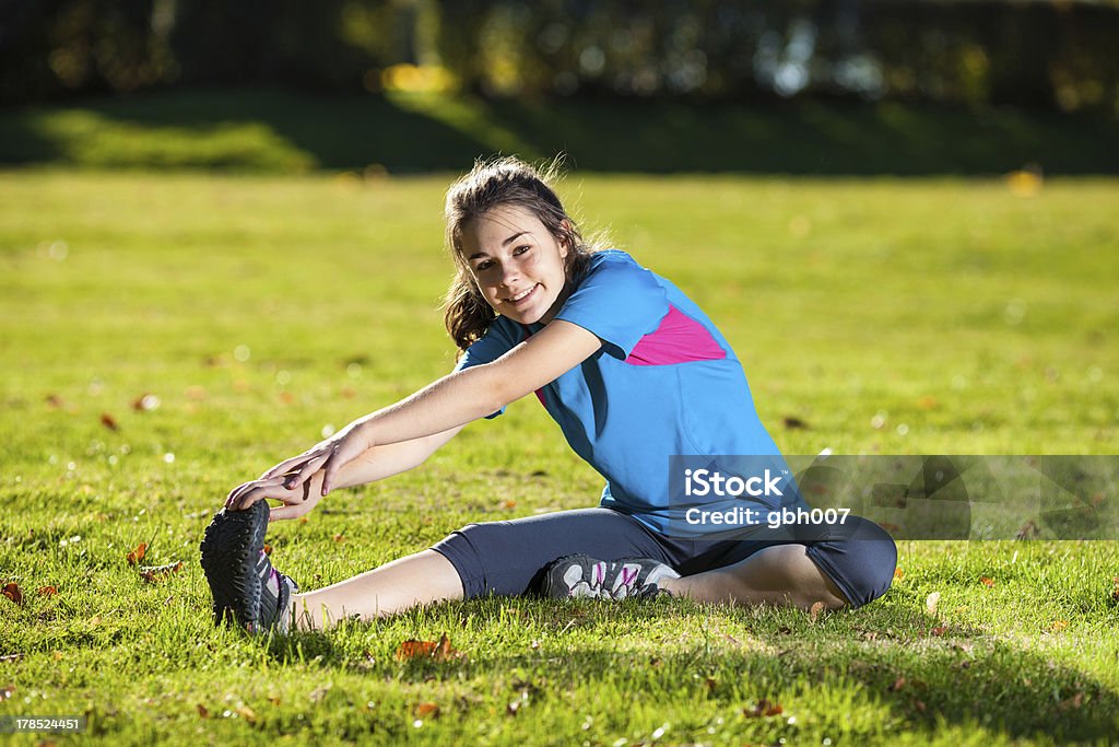 Dziewczynka ćwiczyć na świeżym powietrzu - Zbiór zdjęć royalty-free (14-15 lat)