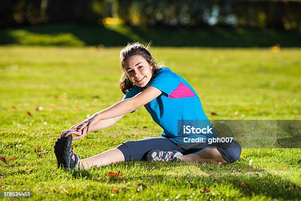 Молодая Девушка Физические Упражнения На Открытом Воздухе — стоковые фотографии и другие картинки 14-15 лет