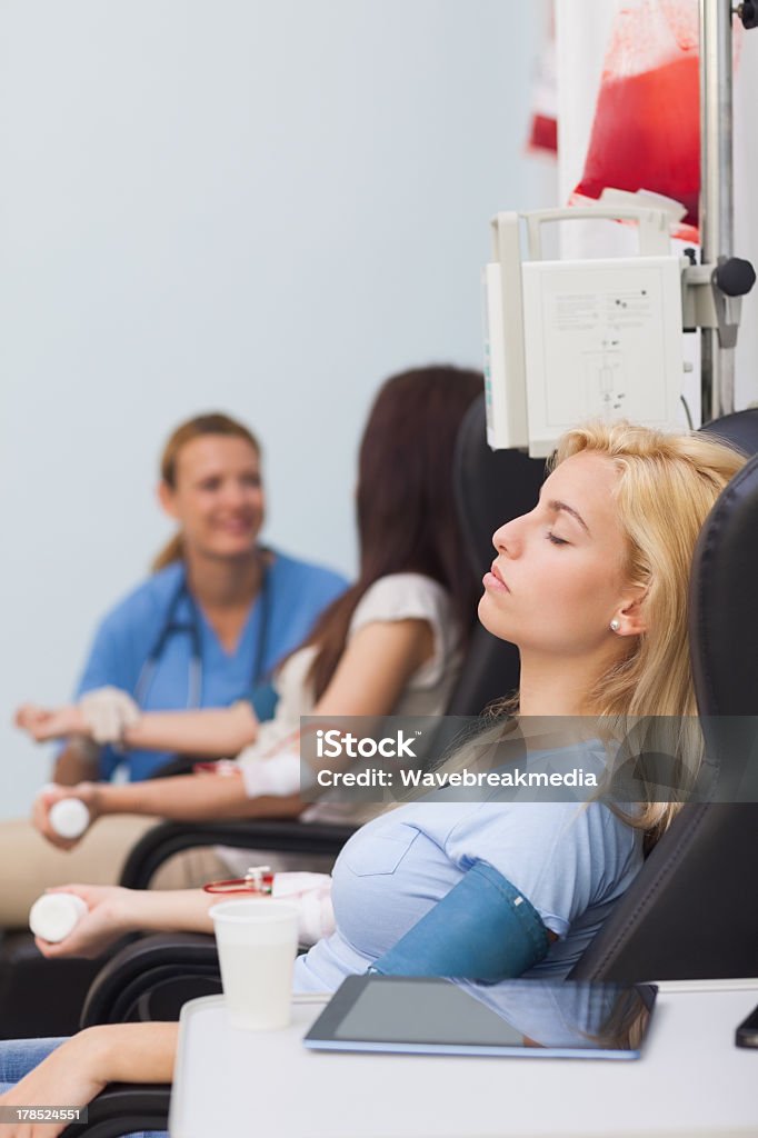 Donatore di sangue con gli occhi chiusi - Foto stock royalty-free di Dormire