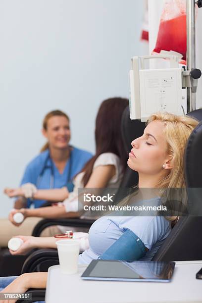 Donatore Di Sangue Con Gli Occhi Chiusi - Fotografie stock e altre immagini di Dormire - Dormire, Laboratorio, Adulto