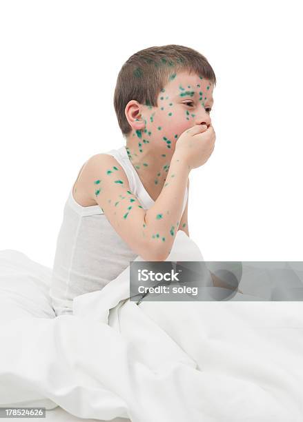 Kranken Jungen Im Weißen Bett Husten Stockfoto und mehr Bilder von Akne - Akne, Bett, Ein Junge allein
