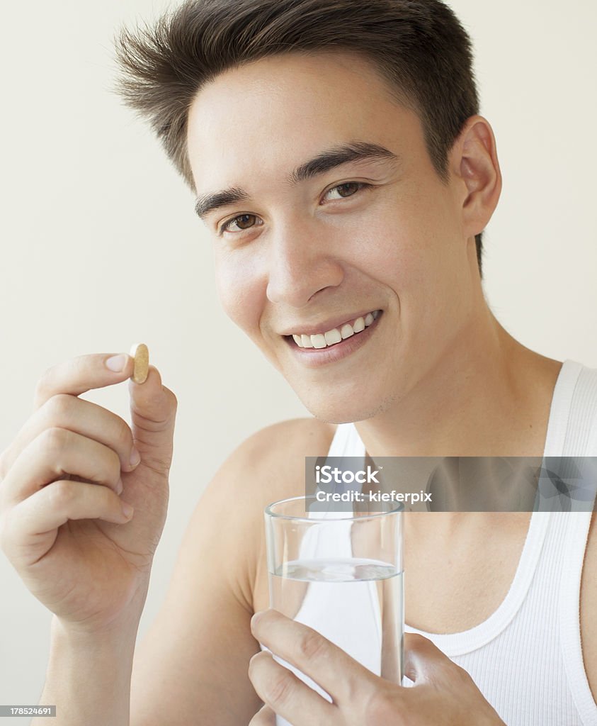 Prenant votre multivitaminé - Photo de Beauté libre de droits