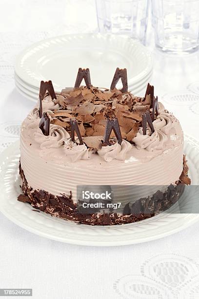 Torta Al Cioccolato Con Pila Di Piastre - Fotografie stock e altre immagini di Bianco - Bianco, Bicchiere, Cibo