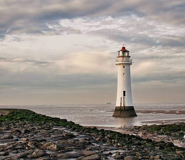 trespolo rock lighthouse new brighton al crepuscolo. - perch rock lighthouse foto e immagini stock