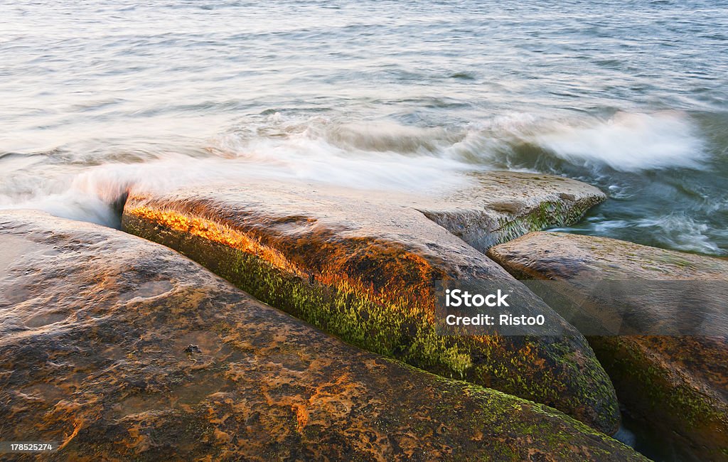 Marrón rocas en el mar grande - Foto de stock de Agua libre de derechos