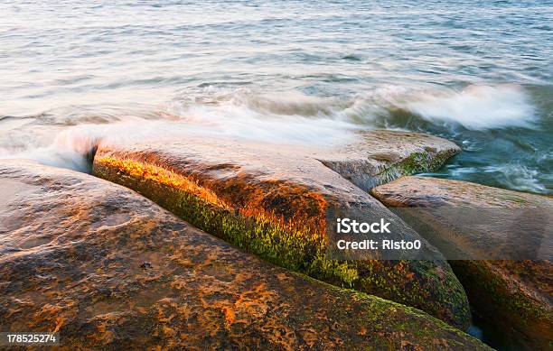 Marrón Rocas En El Mar Grande Foto de stock y más banco de imágenes de Agua - Agua, Aire libre, Fotografía - Imágenes