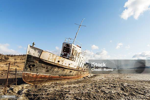 Los Lonely Barco Congelado De Helados Del Lago Baikal Foto de stock y más banco de imágenes de Agua