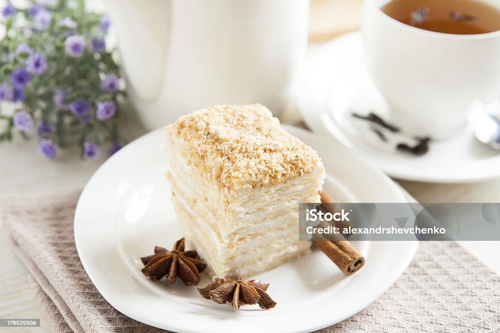 Gros plan de gâteau Napoléon avec une tasse de thé - Photo de Aliment libre de droits