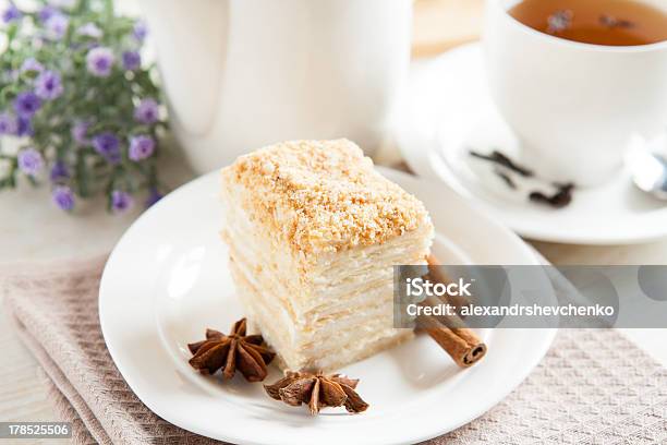 Primo Piano Di Torta Napoleone Con Una Tazza Di Tè - Fotografie stock e altre immagini di Anice - Anice, Anice stellato, Bianco