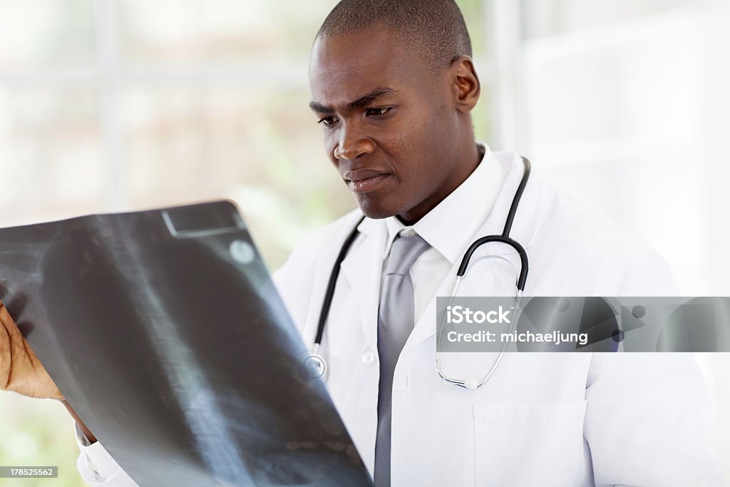 Afroamerikanische Arzt Blick auf x-ray Patienten's - Lizenzfrei Afrikanischer Abstammung Stock-Foto
