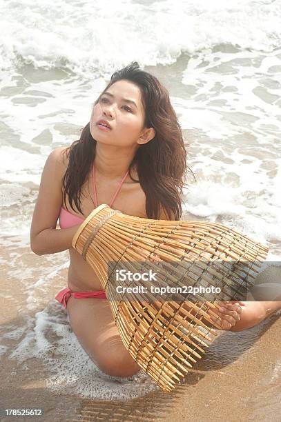 Linda Mulher Asiática Joyfully Na Praia - Fotografias de stock e mais imagens de Adulto - Adulto, Alegria, Areia