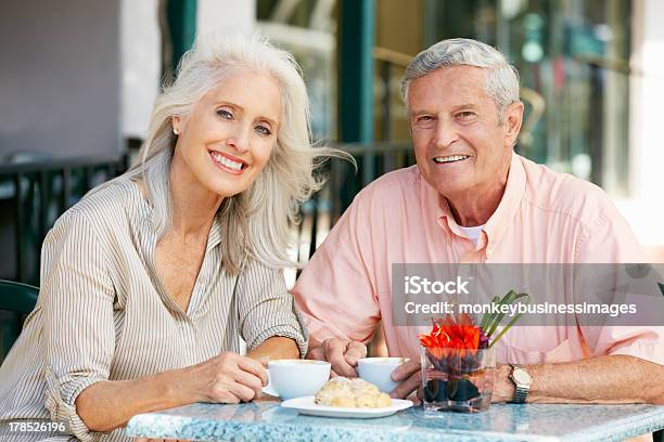 Casal Idoso Desfrutar Lanche No Café Ao Ar Livre - Fotografias de stock e mais imagens de Esposa - Esposa, Marido, Reforma - Assunto