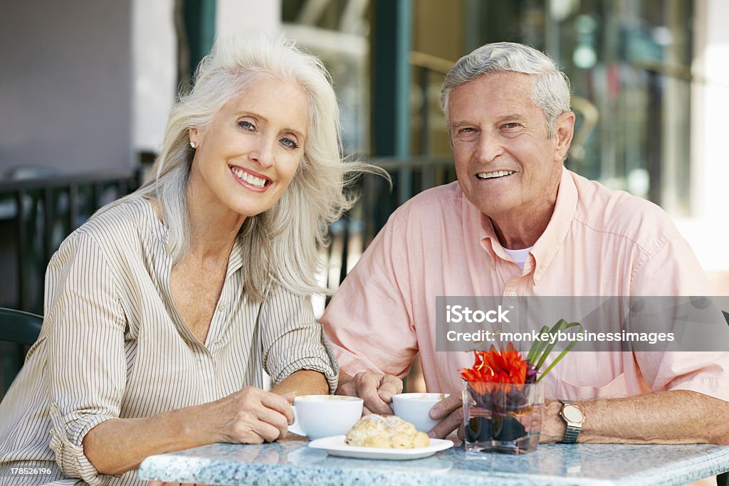 Старший пара наслаждаясь закусками в ресторане Кафе под открытым небом - Стоковые фото Жена роялти-фри