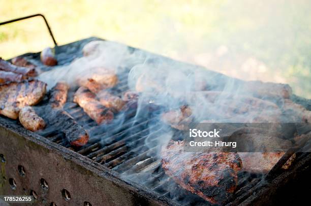 Gegrilltes Fleisch Stockfoto und mehr Bilder von Essen zubereiten - Essen zubereiten, Feuer, Flamme