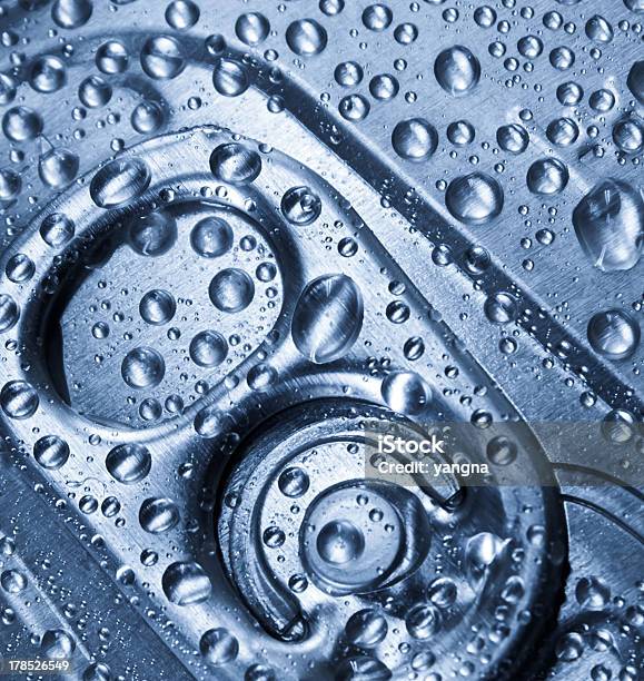 Gefrorenes Wasser Tropfen In Einer Metal Tin Stockfoto und mehr Bilder von Bildhintergrund - Bildhintergrund, Blau, Eingefroren