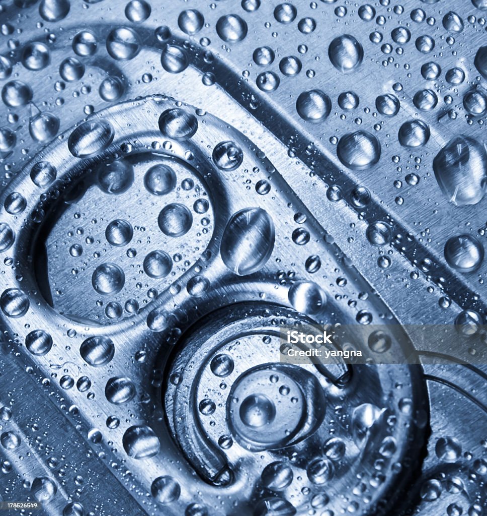 Raspadinha de gotas d'água no metal tin. - Foto de stock de Azul royalty-free