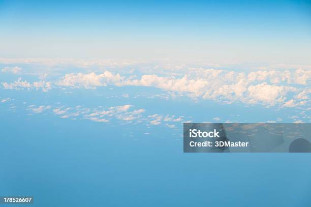 Foto de Céu E Nuvens Fundo e mais fotos de stock de Acima - Acima, Azul, Beleza natural - Natureza