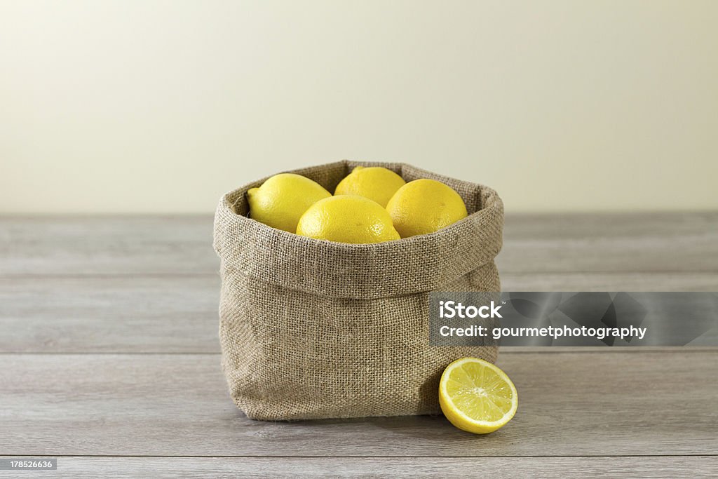 Iuta sacco di limoni, orizzontale - Foto stock royalty-free di Agrume