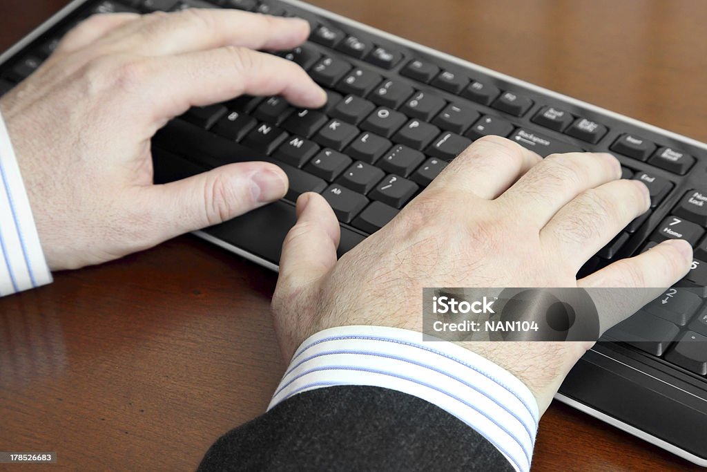 Männlichen Händen Tippen auf der Tastatur - Lizenzfrei Arbeitsstätten Stock-Foto