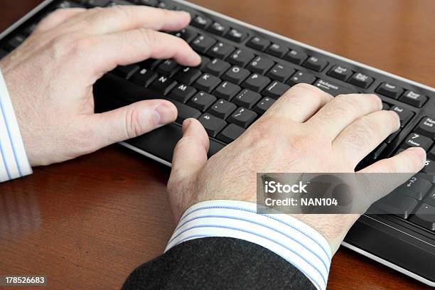 Männlichen Händen Tippen Auf Der Tastatur Stockfoto und mehr Bilder von Arbeitsstätten - Arbeitsstätten, Berufliche Beschäftigung, Büro