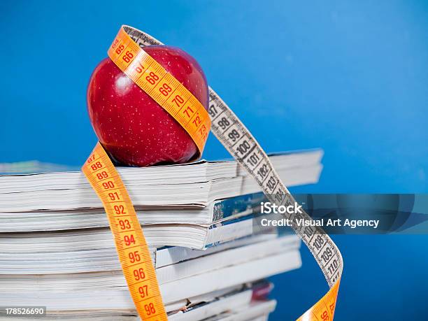Dieta Medição Em Revistas - Fotografias de stock e mais imagens de Alimentação Saudável - Alimentação Saudável, Azul, Balança - Instrumento de Pesagem