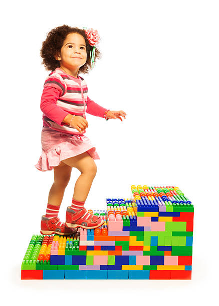 ダークガールトーイはしごを登る - block child play toy ストックフォトと画像