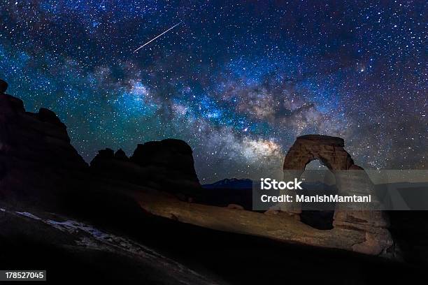 Метеор Млечный Путь И Изящной Арка — стоковые фотографии и другие картинки Национальный парк Арчес - Национальный парк Арчес, Юта, Ночь