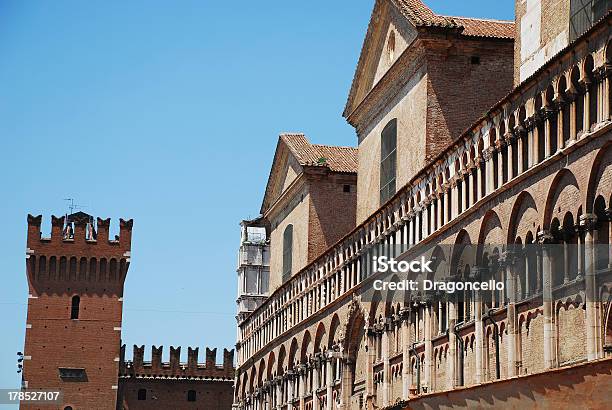 Foto de Edifícios Na Piazza Trento E Trieste Ferrara e mais fotos de stock de Antigo - Antigo, Arquitetura, Cidade