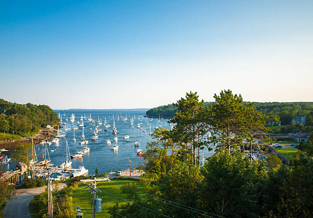 harbor at rockport, maine visto desde el - maine fotografías e imágenes de stock