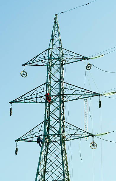 Travailleurs sur Pylone électrique - Photo