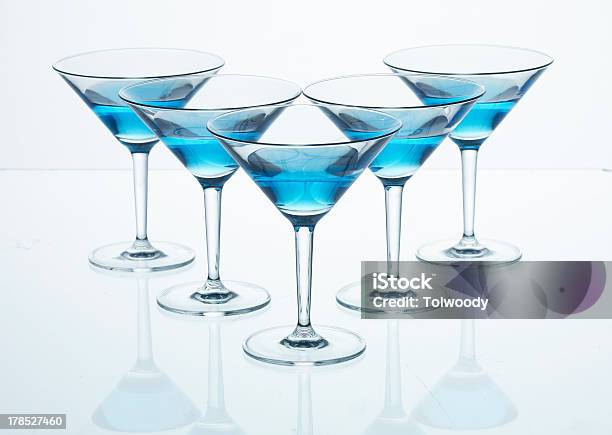 Martiniglas Stockfoto und mehr Bilder von Alkoholisches Getränk - Alkoholisches Getränk, Alkoholismus, Blau