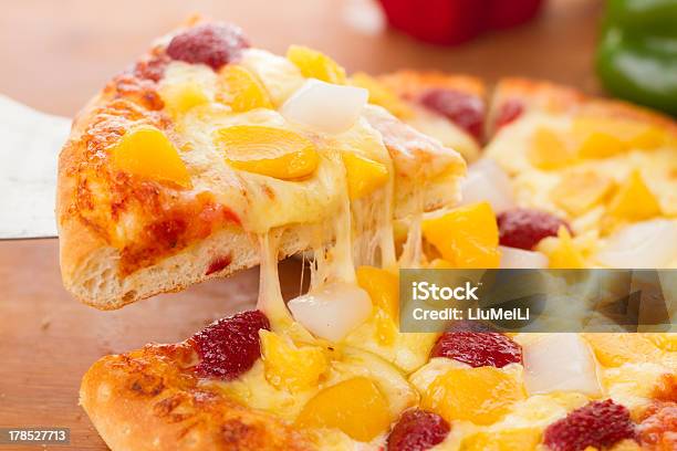 Pizza Con Frutta - Fotografie stock e altre immagini di Alimentazione non salutare - Alimentazione non salutare, Alimentazione sana, Ananas