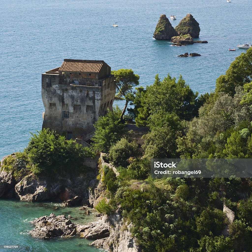 tower com twin rocks fundo - Foto de stock de Aldeia royalty-free