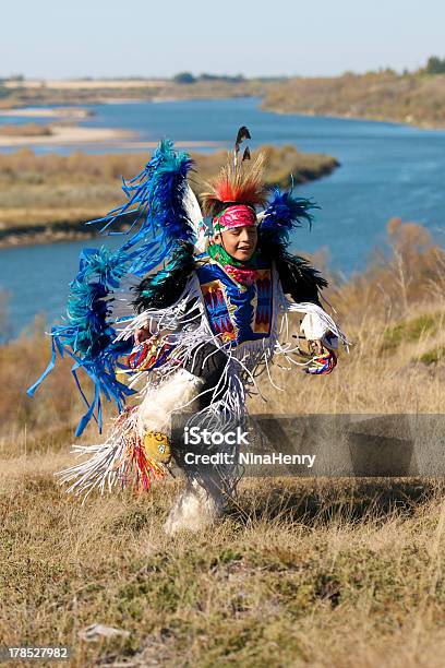 Boys Deseo Bailarín Pasos Foto de stock y más banco de imágenes de Canadá - Canadá, Niño, Pow wow