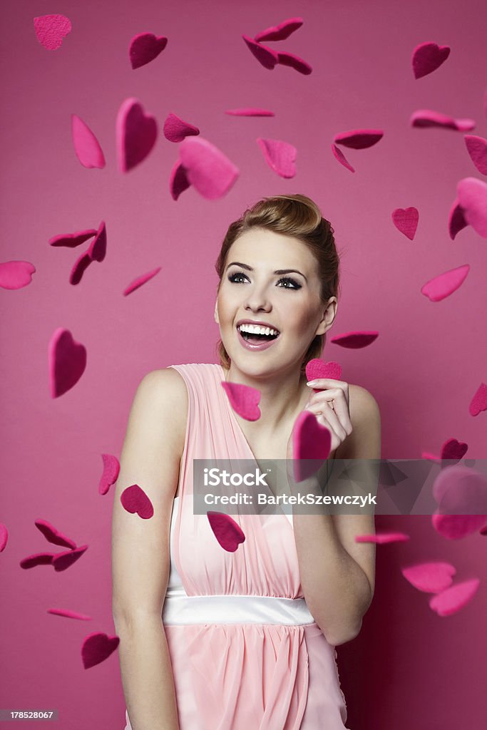 Bellissima giovane donna con cuori cadere in - Foto stock royalty-free di Adulto